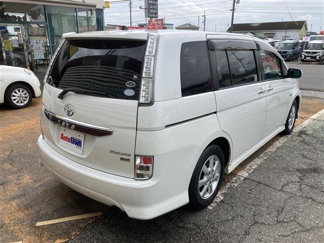 Toyota Isis 4