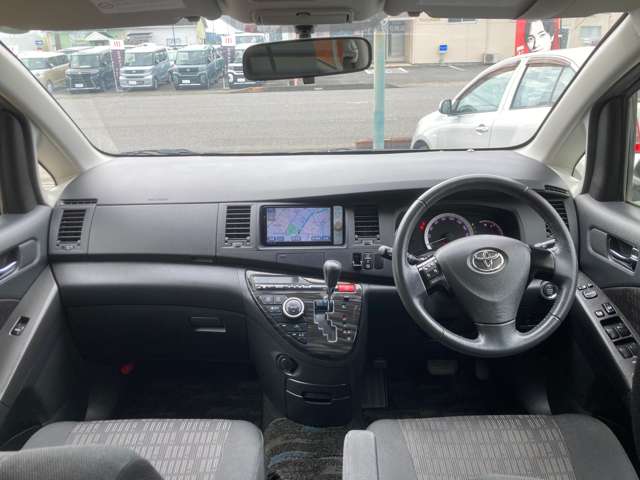 Toyota Isis 5