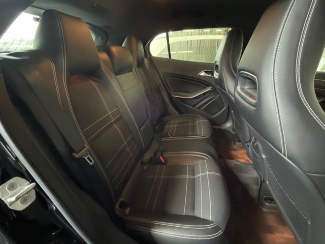 Mercedes-Benz GLA-Class 10