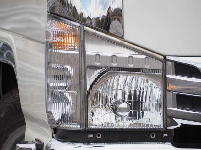 Isuzu Elf 8