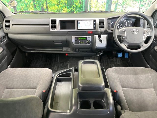Toyota Hiace 2