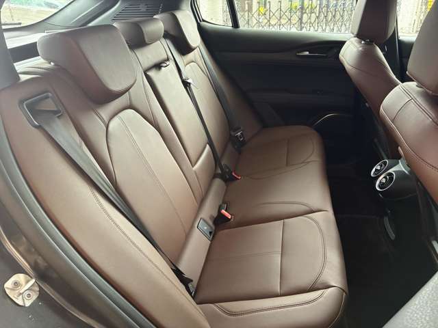 Alfa Romeo Stelvio 4
