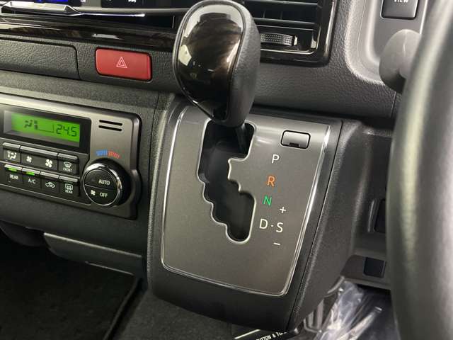 Toyota Hiace Van 7