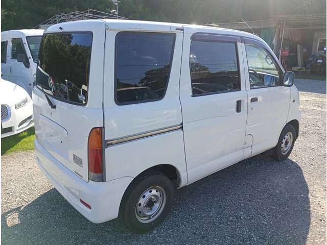 Daihatsu Hijet Cargo 4