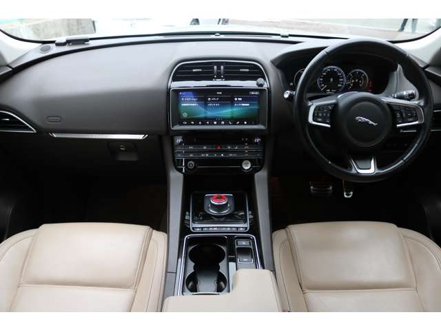 Jaguar F-Pace 8