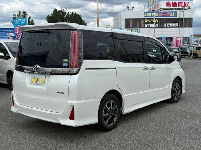 Toyota Noah 11