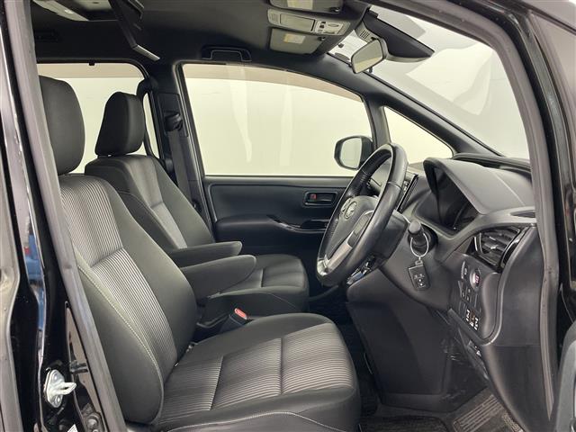Toyota Voxy 11