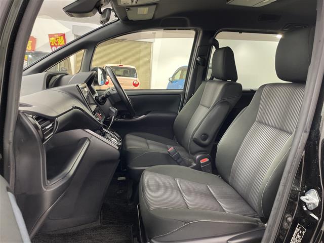 Toyota Voxy 12
