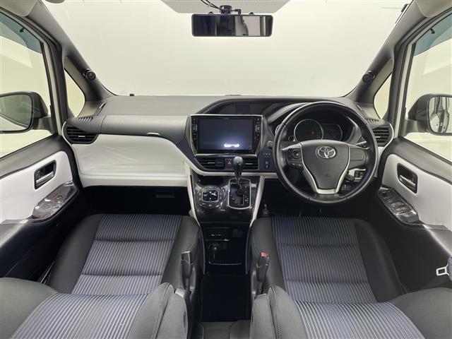 Toyota Voxy 4