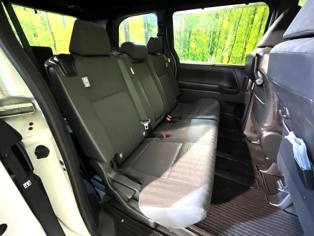 Toyota Noah 9