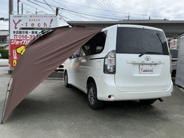 Toyota Voxy 2