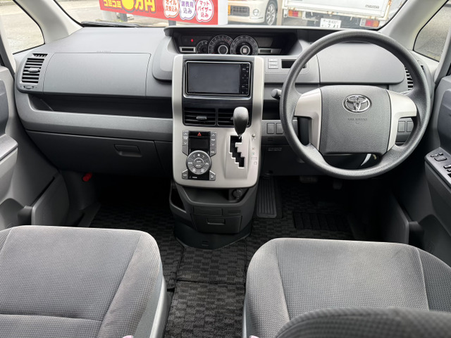 Toyota Voxy 3