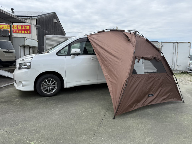 Toyota Voxy 4