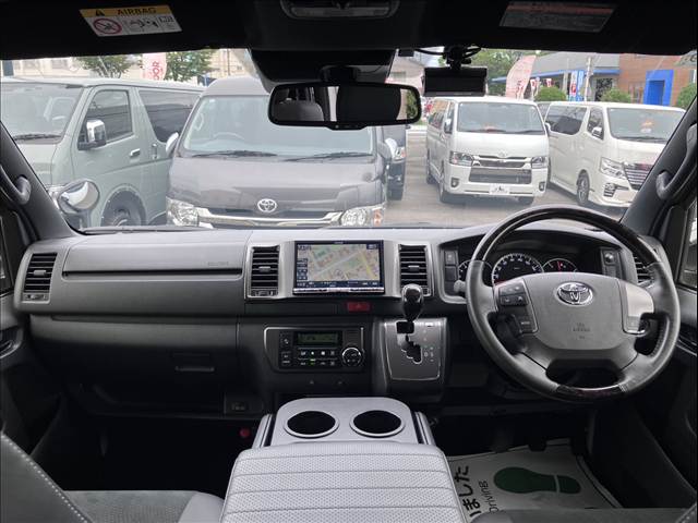 Toyota Hiace Van 4