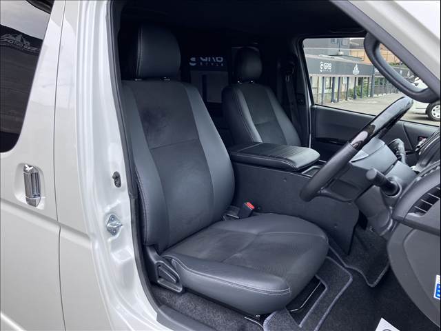 Toyota Hiace Van 7