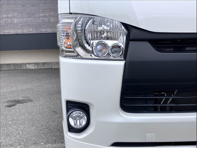 Toyota Hiace Van 9