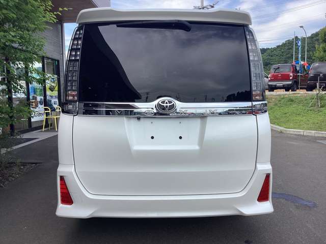 Toyota Voxy 11