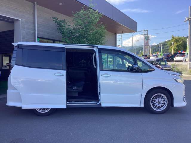 Toyota Voxy 8