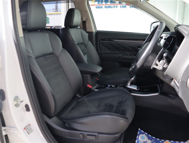 Mitsubishi Outlander PHEV 8