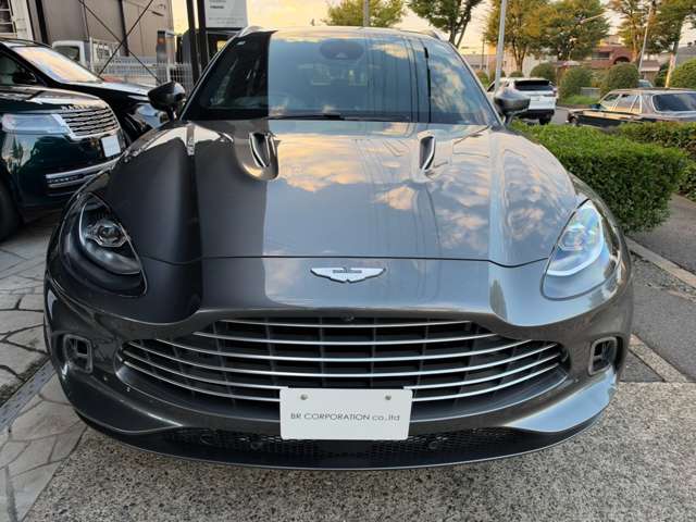 Aston Martin DBX 12