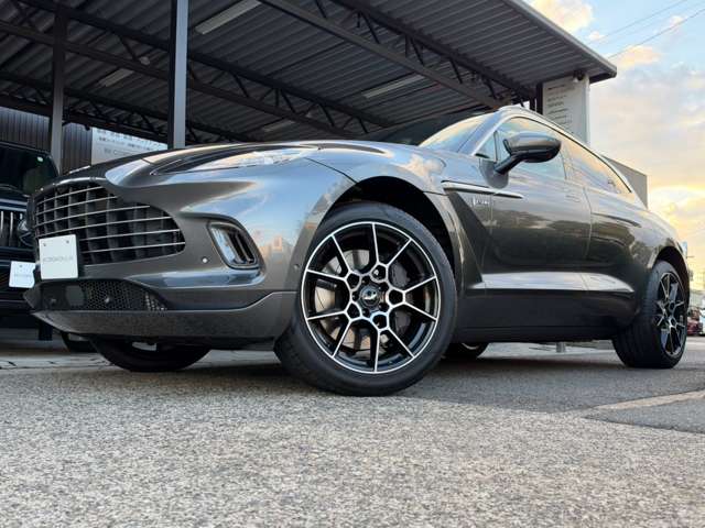 Aston Martin DBX 2