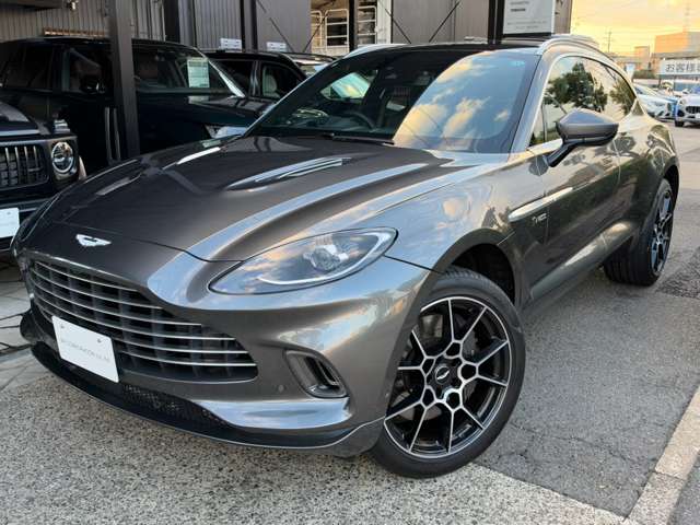 Aston Martin DBX 4