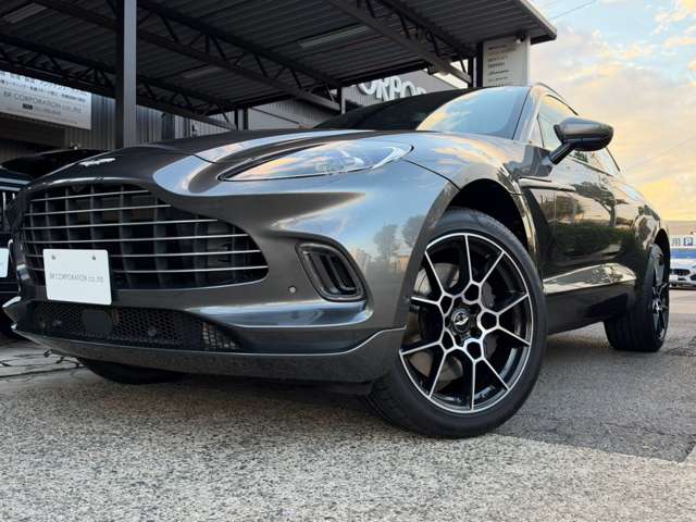 Aston Martin DBX 5