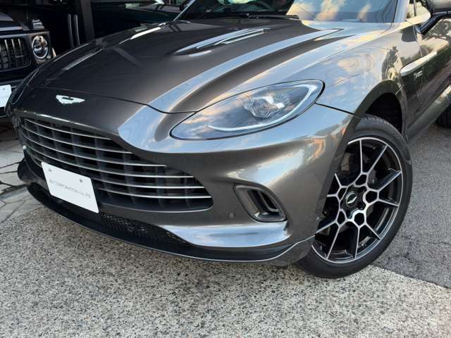 Aston Martin DBX 6