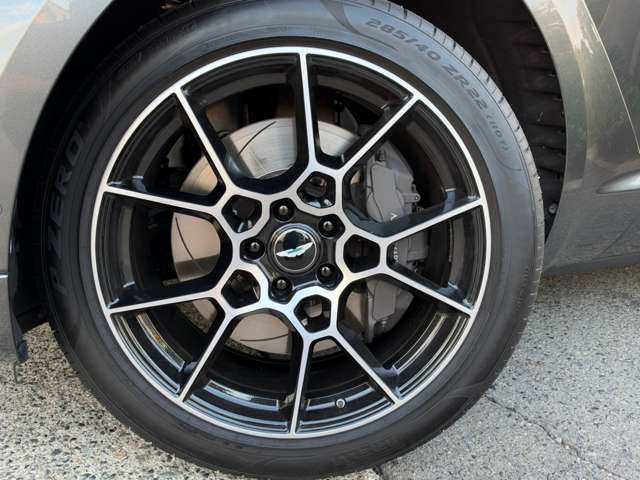 Aston Martin DBX 8