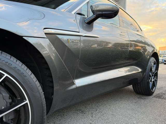 Aston Martin DBX 9