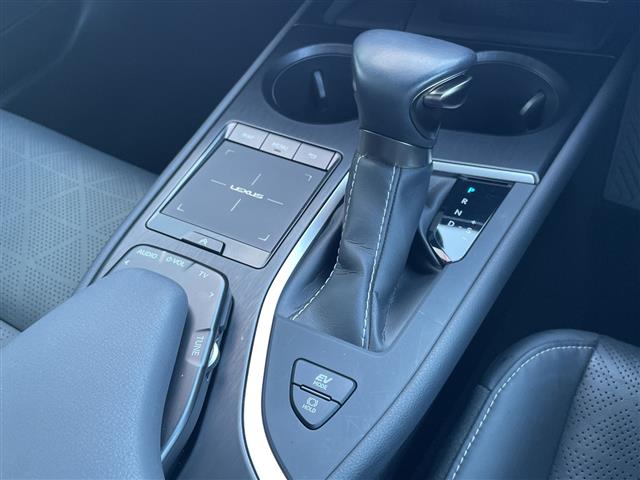 Lexus UX 9