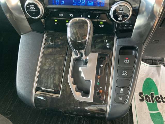 Toyota Vellfire 6