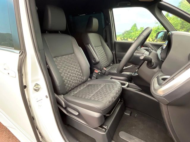 Toyota Voxy 9