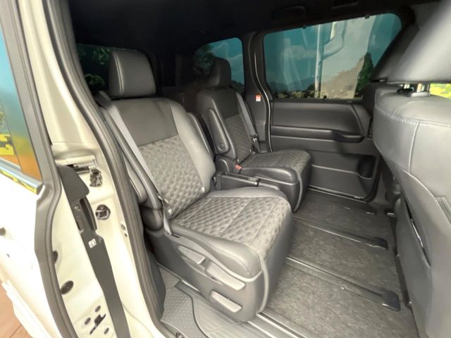 Toyota Voxy 10