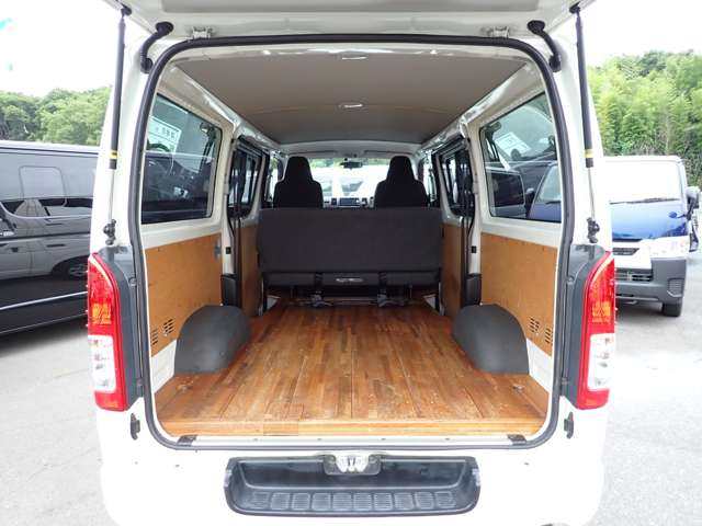 Toyota Hiace Van 5