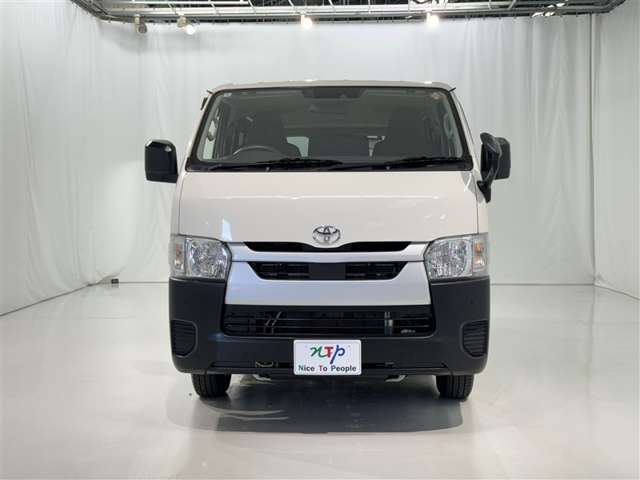 Toyota Hiace Van 4
