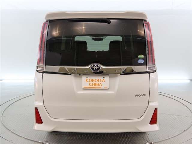 Toyota Noah 4