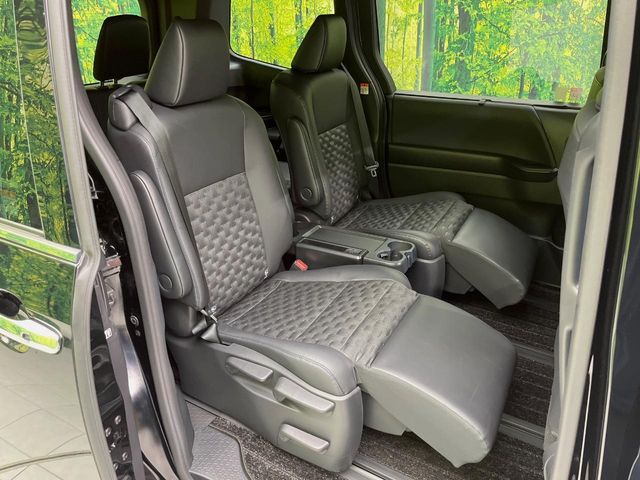 Toyota Voxy 8