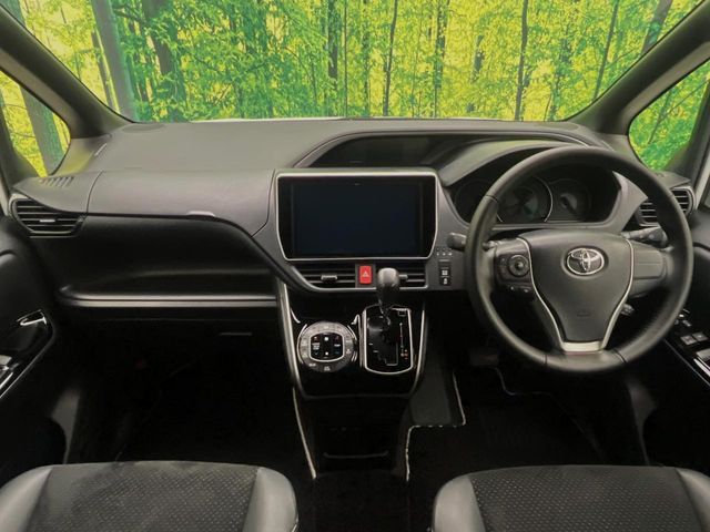 Toyota Voxy 2