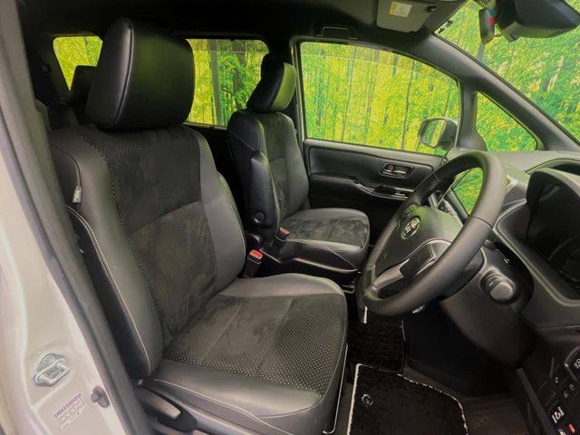 Toyota Voxy 8