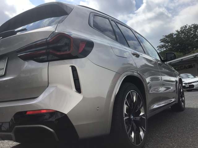 BMW iX3 11