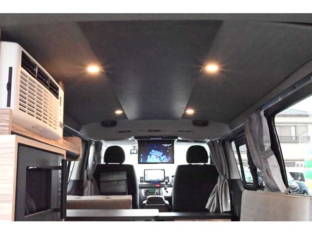 Toyota Hiace Van 4
