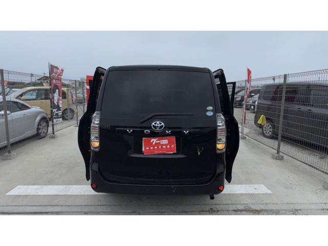 Toyota Voxy 2