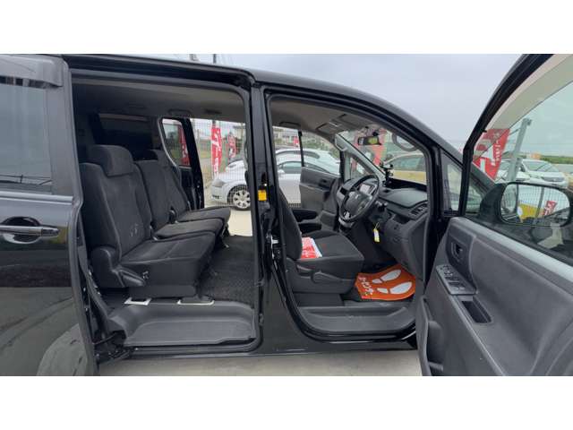 Toyota Voxy 4