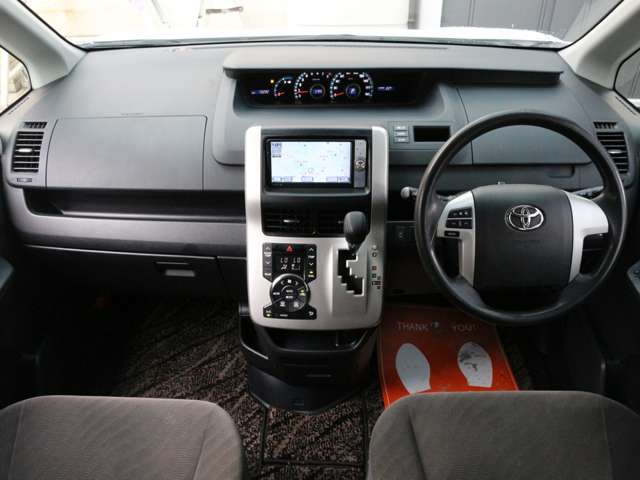 Toyota Voxy 4