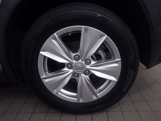 Lexus UX 8
