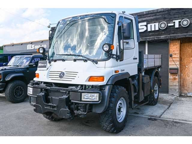 Mercedes-Benz Unimog 4