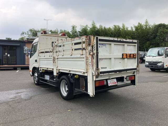 Hino Dutro 3