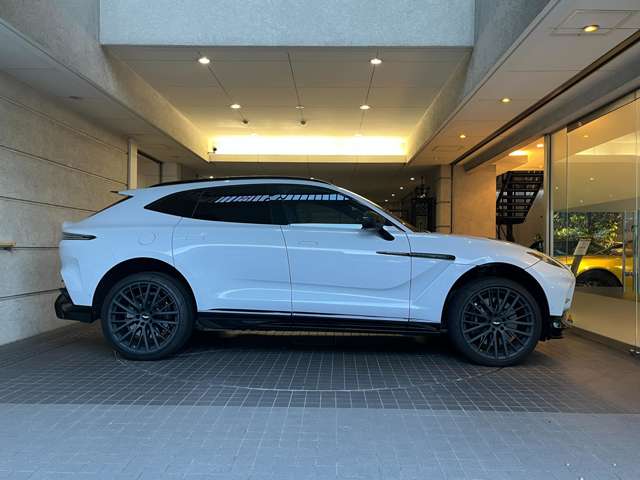 Aston Martin DBX 2
