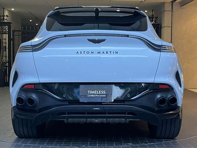 Aston Martin DBX 4